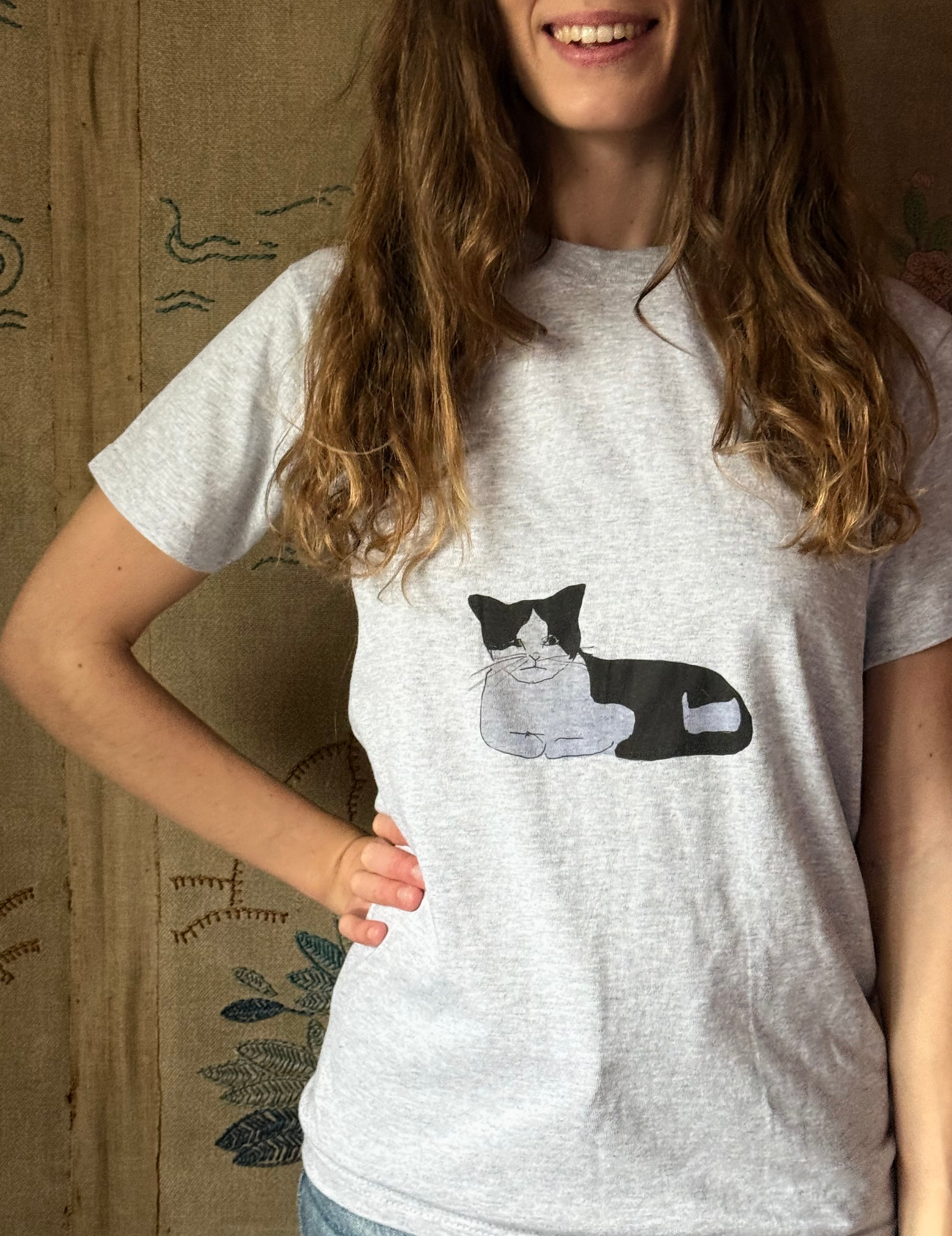 Heather Grey Organic T Shirt with Cat Size M
